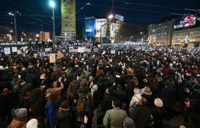 des dizaines de milliers de personnes manifestent pour exiger des comptes des dirigeants suite à une tragédie dans une gare