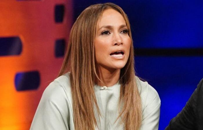 Quand Jennifer Lopez se fait attaquer sur son âge par un journaliste, ça ressemble à ça