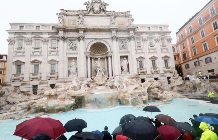 Toute propre, la fontaine de Trevi rouvre à Rome avec un accès restreint aux touristes