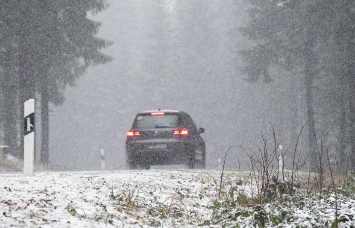 Images de la « tempête de neige » qui a surpris les automobilistes dans l’est de la France