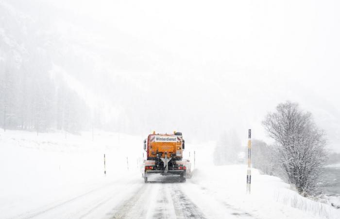 la neige perturbe la circulation routière dans les Alpes