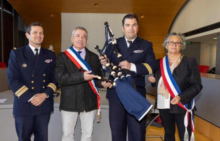 The City offers a bagpipe to the Bagad of Saint-Mandrier – La Seyne-sur-Mer