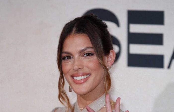 Iris Mittenaere pose dans la neige en montagne