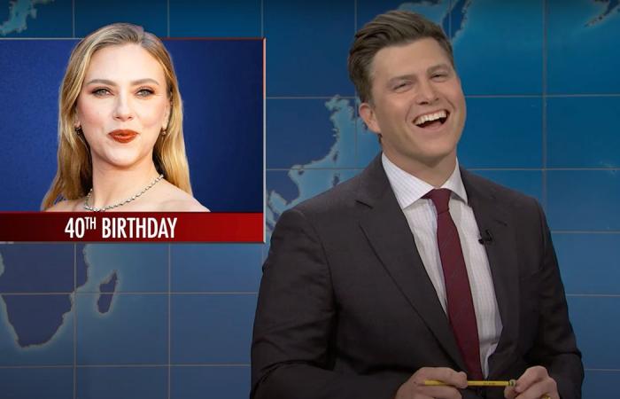 Scarlett Johansson grimace alors que Colin Jost est obligé de plaisanter sur le mariage dans “SNL”