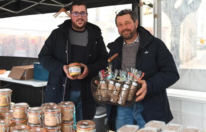 Place Saint-Louis à Périgueux, un village de saveurs avec le marché au gras