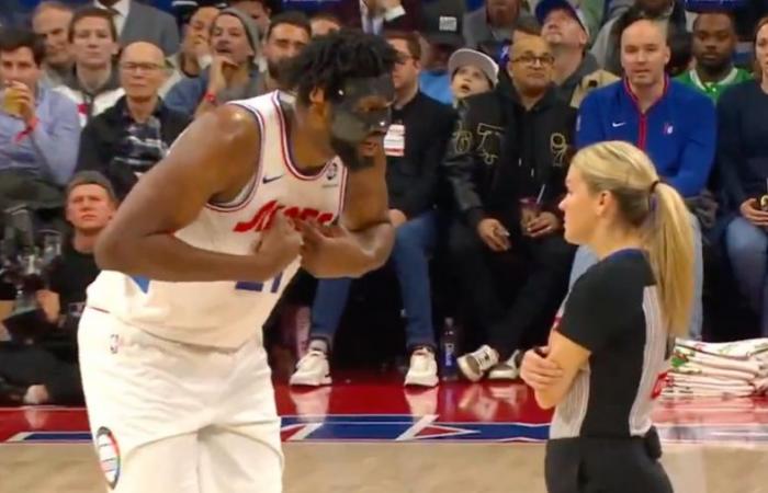 Joel Embiid, masqué, arrache sa protection faciale après une violente confrontation avec une arbitre féminine