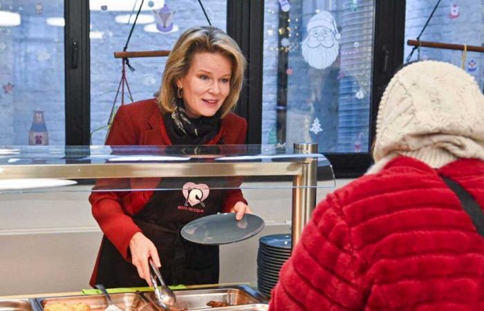 Queen Mathilde serves meals at Restos du Cœur