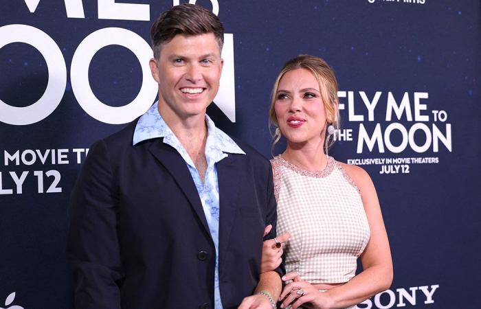 Scarlett Johansson grimace alors que Colin Jost est obligé de plaisanter sur le mariage dans “SNL”