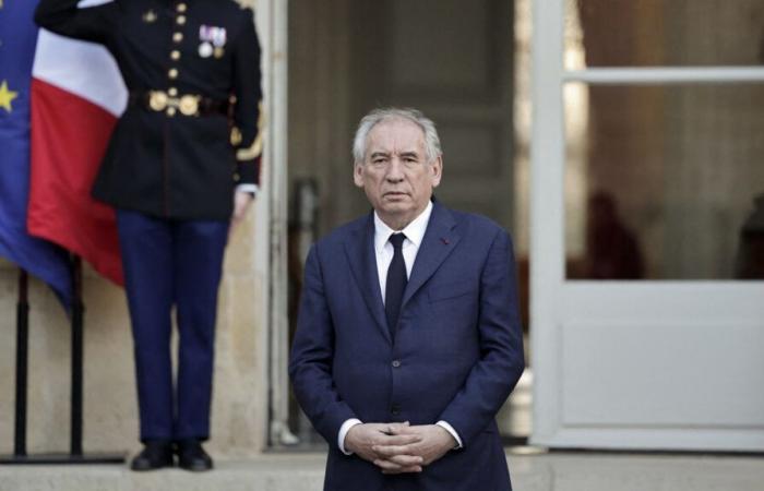 après une minute de silence, François Bayrou exprime sa “solidarité pour ceux qui traversent l’épreuve”