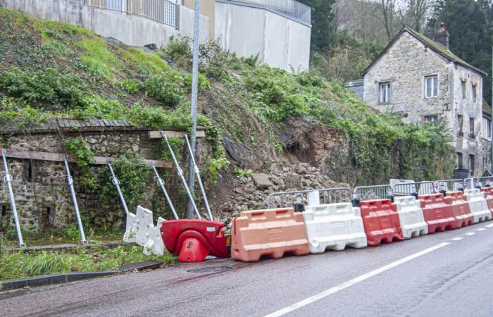 Pluie, poids lourds, nouvelle résidence… Près de Rouen, un glissement de terrain empiète sur la route départementale