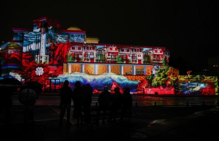 toute la ville scintille de lumières de Noël