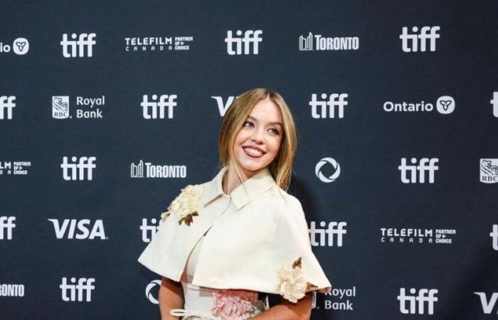 “Elle sait exactement ce qu’elle fait”, le décolleté plongeant de Sydney Sweeney rend fous les internautes