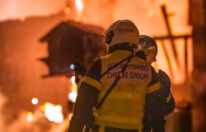 une maison réduite en cendres pendant la nuit