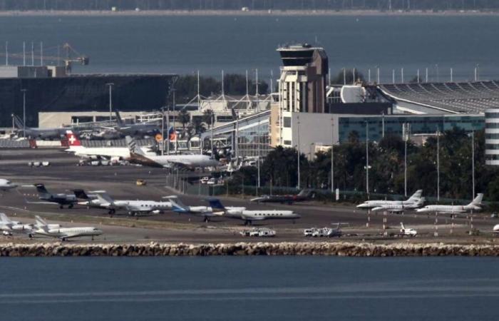 Un sans-abri tente de monter à bord d’un avion via un carrousel à bagages