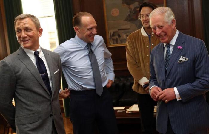 Ralph Fiennes raconte sa rencontre avec Charles III sur le tournage de James Bond : “L’ambiance a changé”