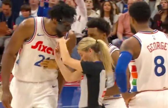 Joel Embiid, masqué, arrache sa protection faciale après une violente confrontation avec une arbitre féminine