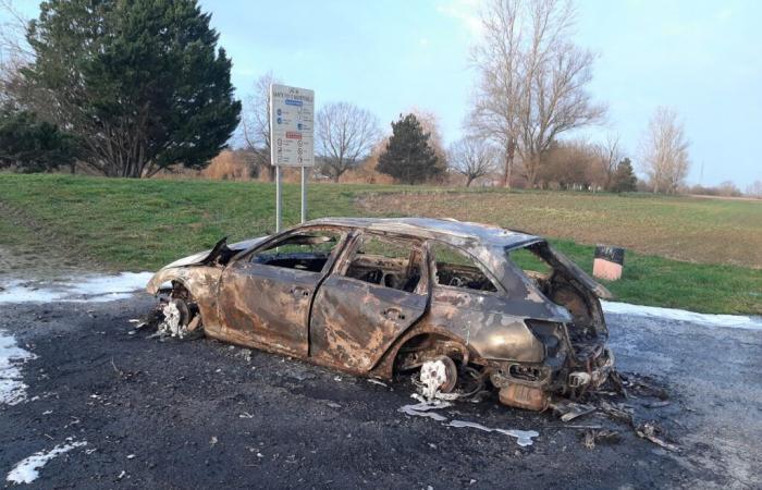 les pompiers interviennent sur le parking d’un lac pour éteindre un incendie de voiture