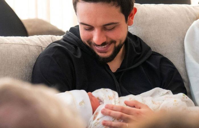 La petite Iman de Jordanie mignonne pour accompagner son père, le prince Hussein, au bureau