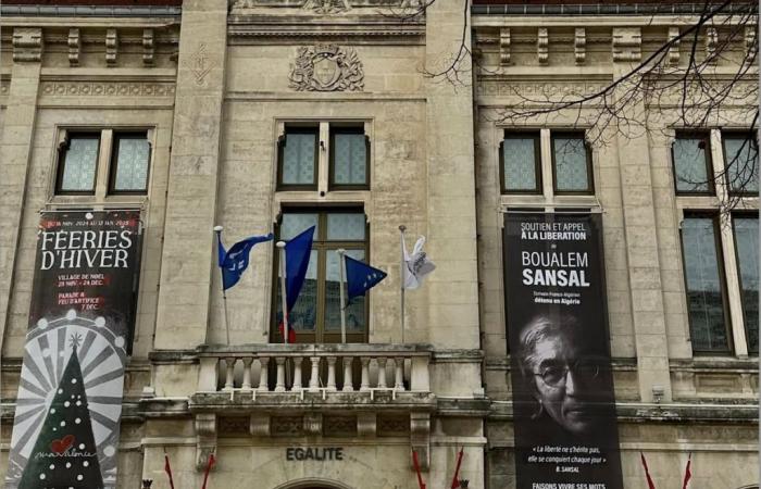 Drôme. Le portrait de l’écrivain Boualem Sansal est exposé sur la mairie de Valence