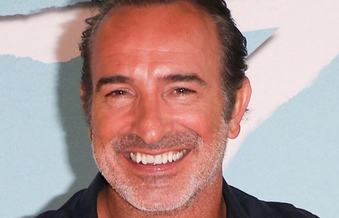 “Je me demandais si j’allais tenir physiquement”, confie Jean Dujardin à propos de ses scènes de cascades dans la série de France 2