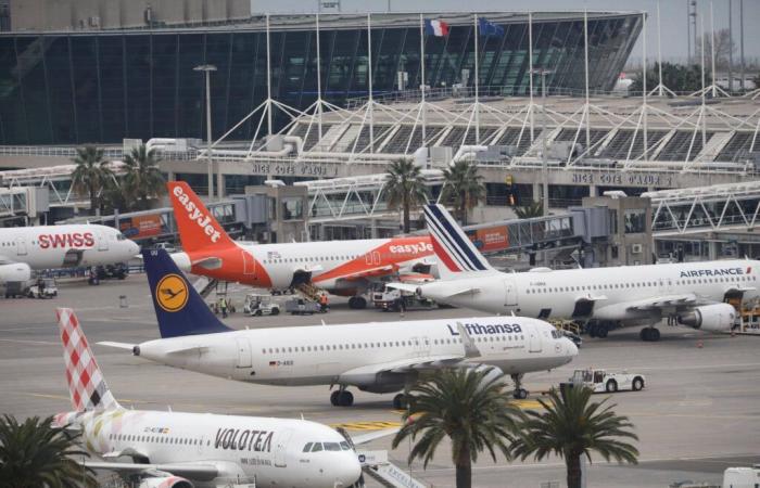 Un SDF pénètre sur le tarmac de Nice via les tapis à bagages