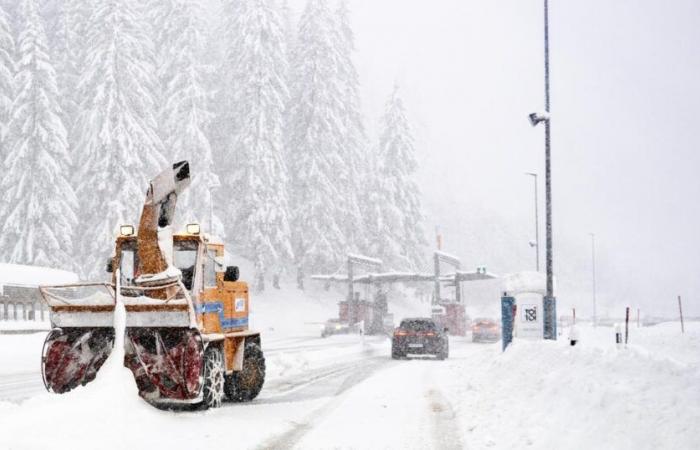 Les chutes de neige perturbent le trafic routier et ferroviaire en Suisse