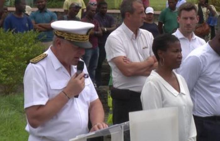 La France observe une minute de silence en hommage aux victimes