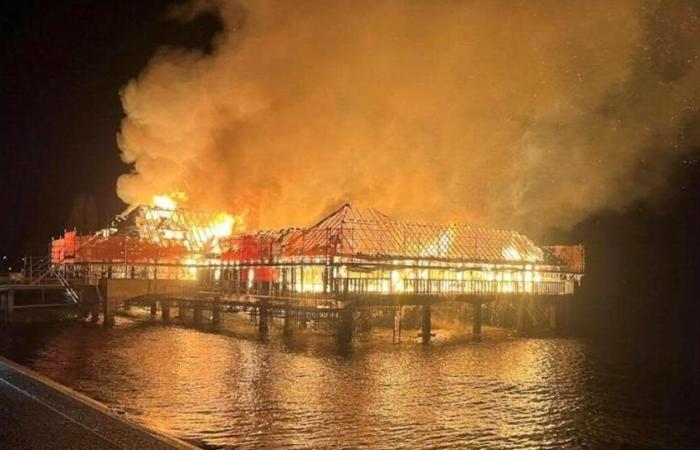 L’extinction de la cabane de baignade dans le lac prend du temps