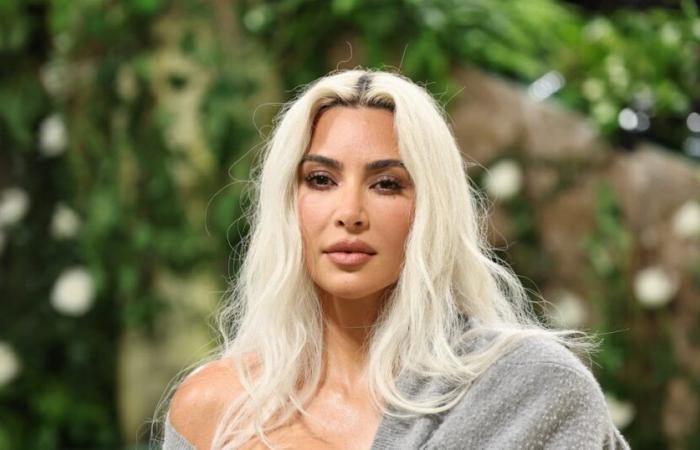 Kim Kardashian a porté un string en queue de baleine dans sa vidéo « Santa Baby »