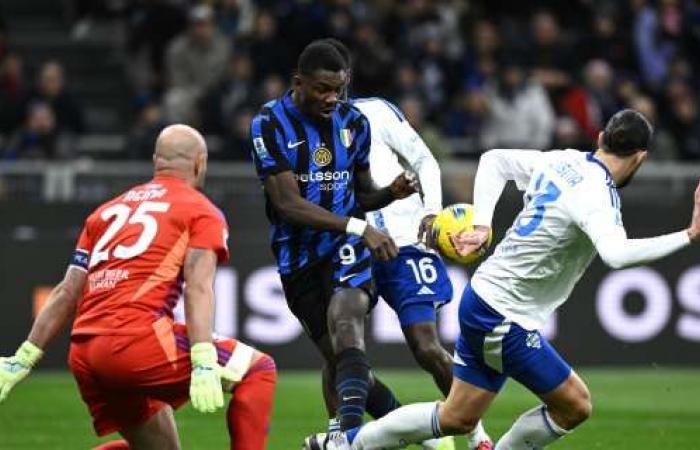 la première mi-temps se termine, les Nerazzurri se retiennent tandis que les joueurs de Côme tiennent le coup