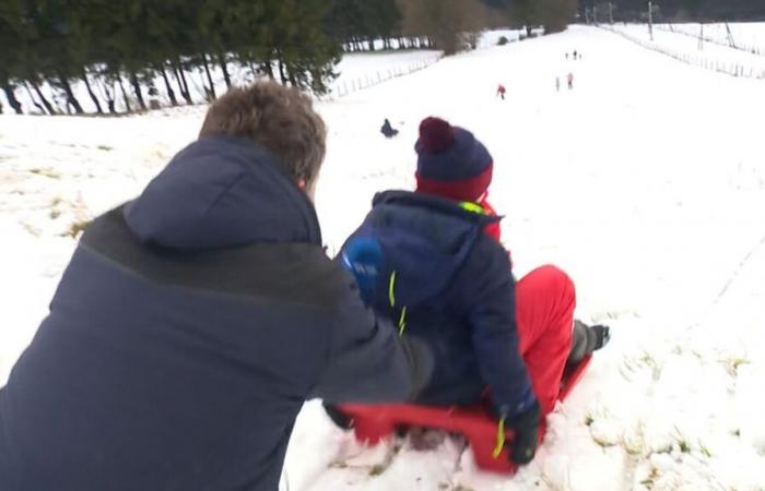 les enfants, poussés sur leur traîneau par notre journaliste, profitent de la neige dans les Hautes-Fagnes