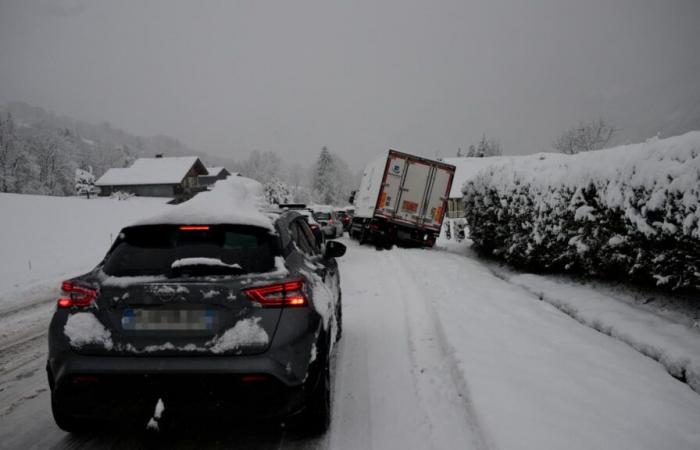 Alpes, Jura, Vosges… Images de fortes chutes de neige dans les massifs juste avant Noël