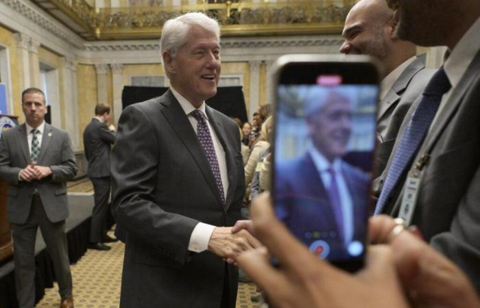 Bill Clinton hospitalisé après de la fièvre : le point sur le traitement médical