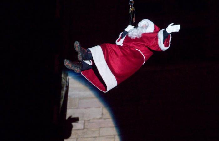 Le Père Noël descend de la tour Philippe le Bon devant 4 000 personnes