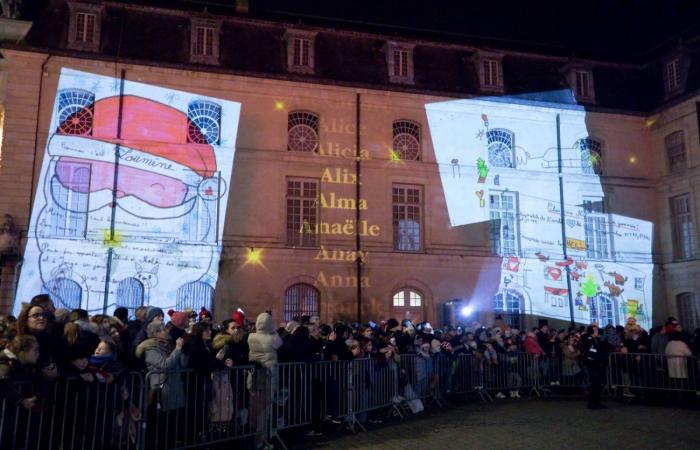 Le Père Noël descend de la tour Philippe le Bon devant 4 000 personnes