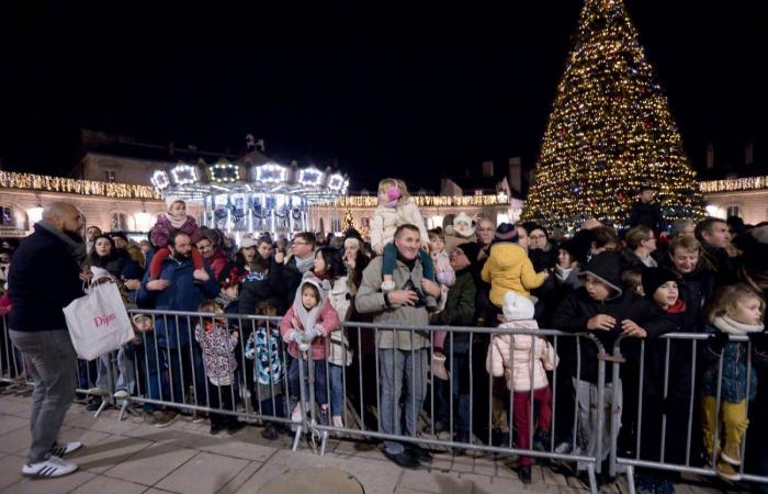 Le Père Noël descend de la tour Philippe le Bon devant 4 000 personnes