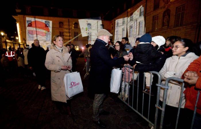 Le Père Noël descend de la tour Philippe le Bon devant 4 000 personnes