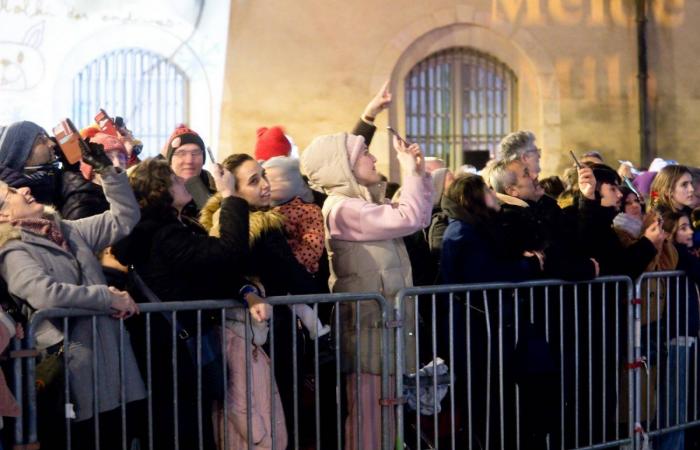 Le Père Noël descend de la tour Philippe le Bon devant 4 000 personnes