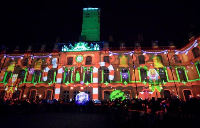 Le Père Noël descend de la tour Philippe le Bon devant 4 000 personnes