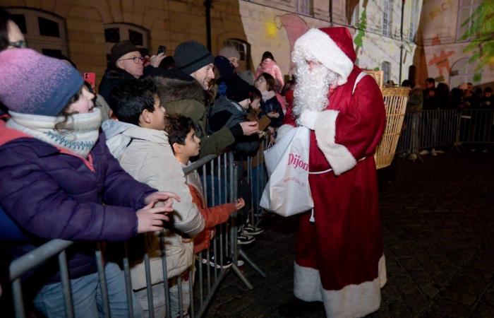 Le Père Noël descend de la tour Philippe le Bon devant 4 000 personnes