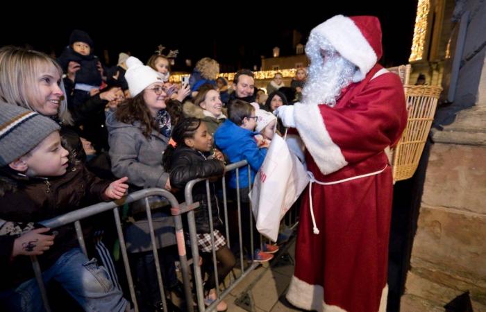 Le Père Noël descend de la tour Philippe le Bon devant 4 000 personnes