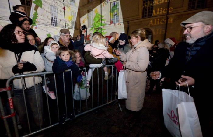 Le Père Noël descend de la tour Philippe le Bon devant 4 000 personnes