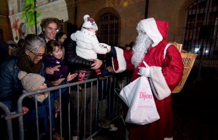 Le Père Noël descend de la tour Philippe le Bon devant 4 000 personnes