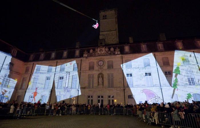 Le Père Noël descend de la tour Philippe le Bon devant 4 000 personnes