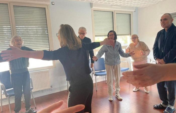 En Bretagne, des retraités bougent les hanches grâce à cette danse thérapeute