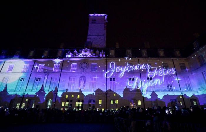 Le Père Noël descend de la tour Philippe le Bon devant 4 000 personnes