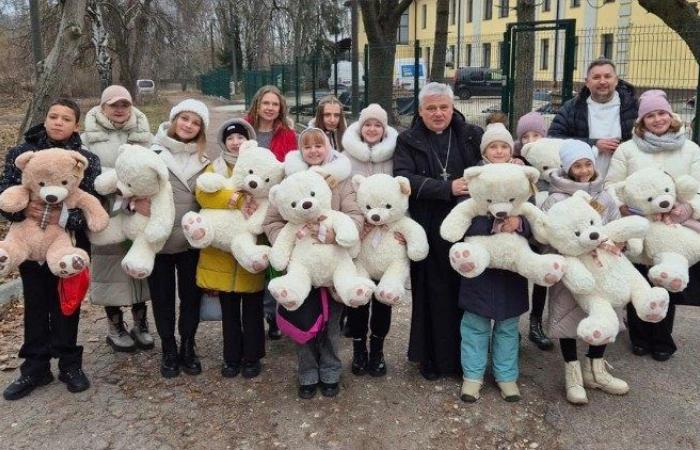 En Ukraine déchirée par la guerre, le cardinal Krajewski célèbre la messe de Noël