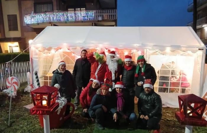 Monte Compatri – Le « Jardin du Père Noël » a été inauguré à Laghetto avec les lutins et le Grinch