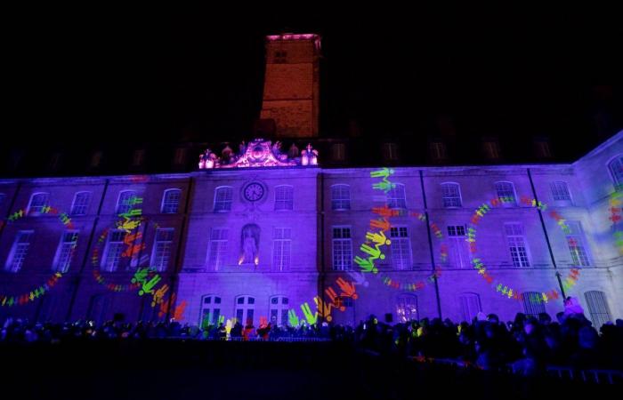 Le Père Noël descend de la tour Philippe le Bon devant 4 000 personnes