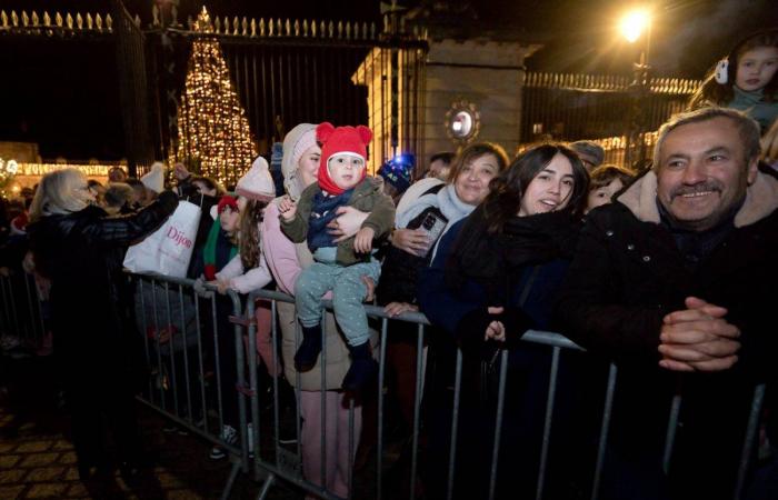 Le Père Noël descend de la tour Philippe le Bon devant 4 000 personnes